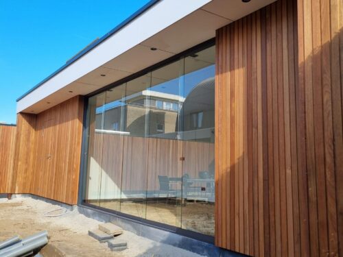 Maatwerk strak modern tuinhuis Jatoba