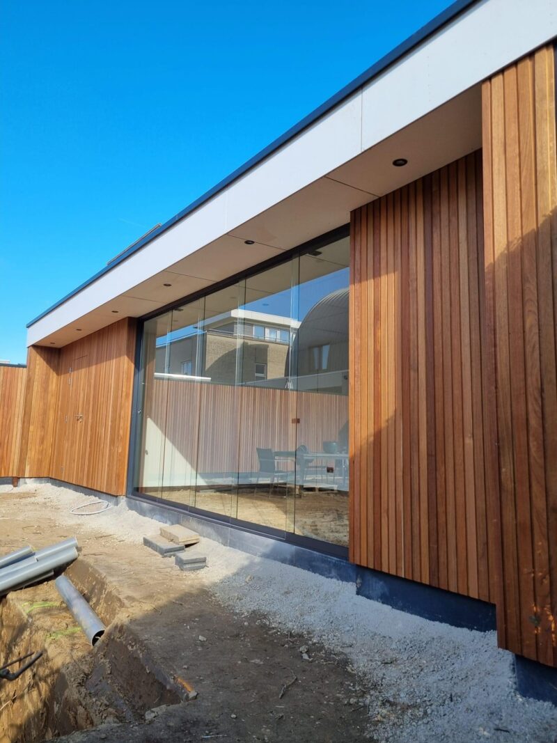 Maatwerk strak modern tuinhuis Jatoba