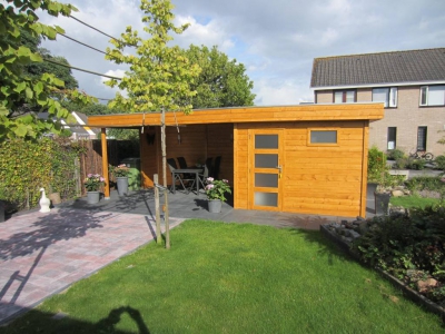 Modern tuinhuis met plat dak en overkapping tapuit 1 Vuren Topvision Tapuit, 300 x 300 en luifel 400 cm, onbehandeld.