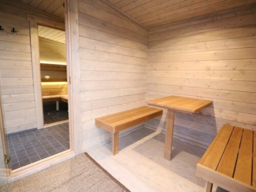 Banken en tafel voor rustruimte Sauna huis Tampere XL