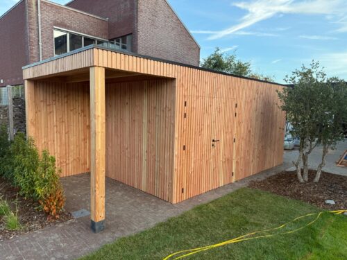 ls9V5XYgBSnYb0xS3WNSUZFDLkkmIWznkOBgZm1L.jpg MAATWERK Moderne houtberging met overkapping